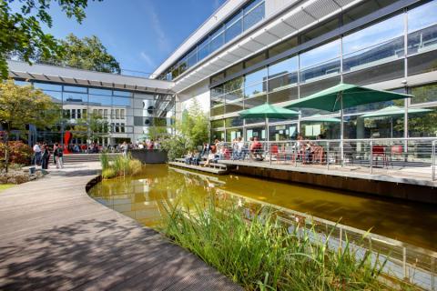 在以下位置获取职业机会和商业信息： Frankfurt School of Finance & Management gGmbH